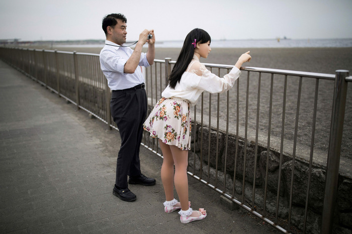 Японский мужик балует свою жену