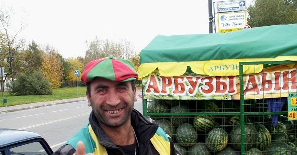 Таджик на рынке. Таджик с арбузами на рынке. Торговец на рынке.