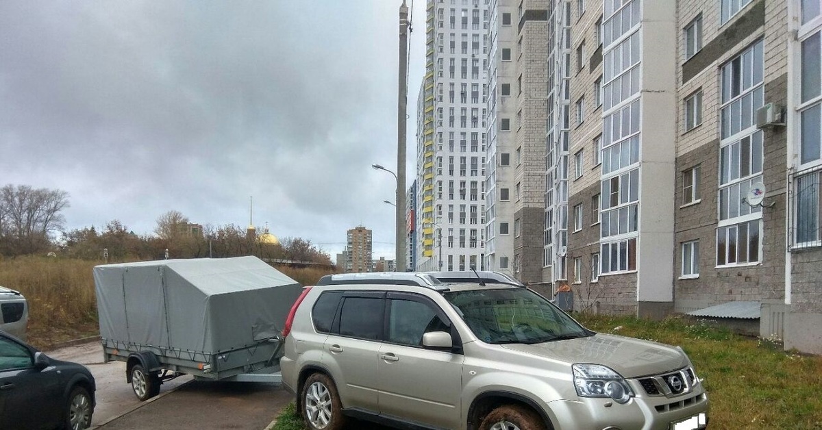 Припаркуй автомобиль фото. Машины стоящие во дворе. Парковка с прицепом. Припаркованный прицеп. Парковка прицепа во дворе.