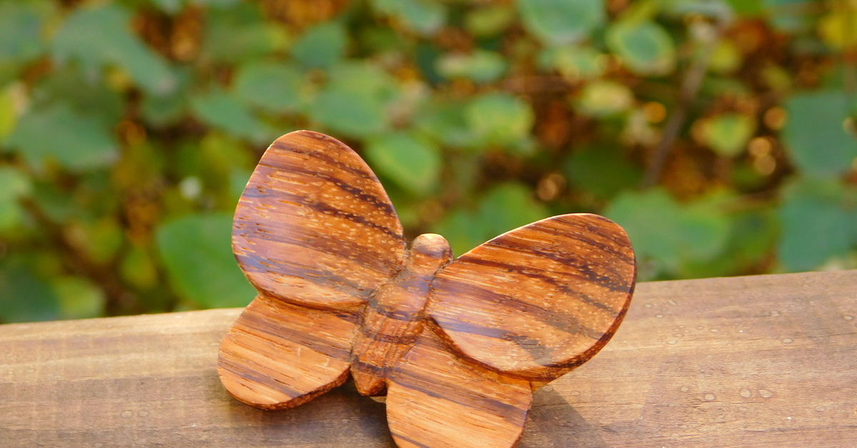 Что можно сделать из дерева. Поделки из дерева. Поделки из древесины. Простые деревянные изделия. Бабочка из дерева.
