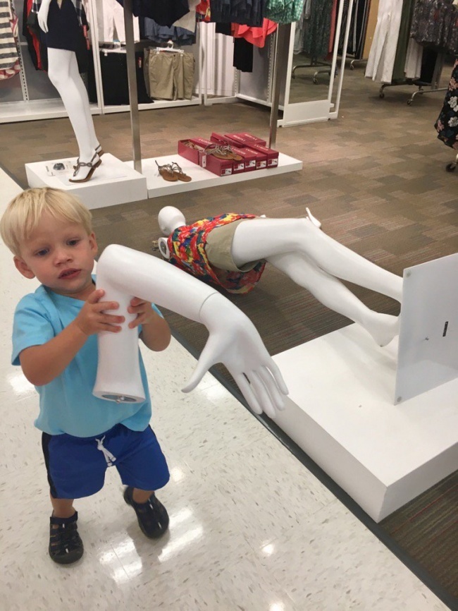 Ask my son in the store to give me his hand was a big mistake - Dummy, Onydey, The photo