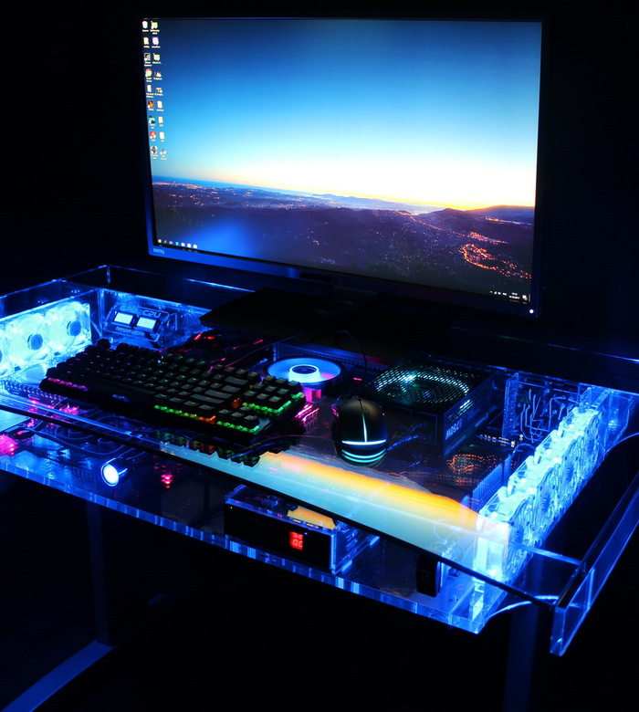 Стеклянный компьютерный стол с подсветкой