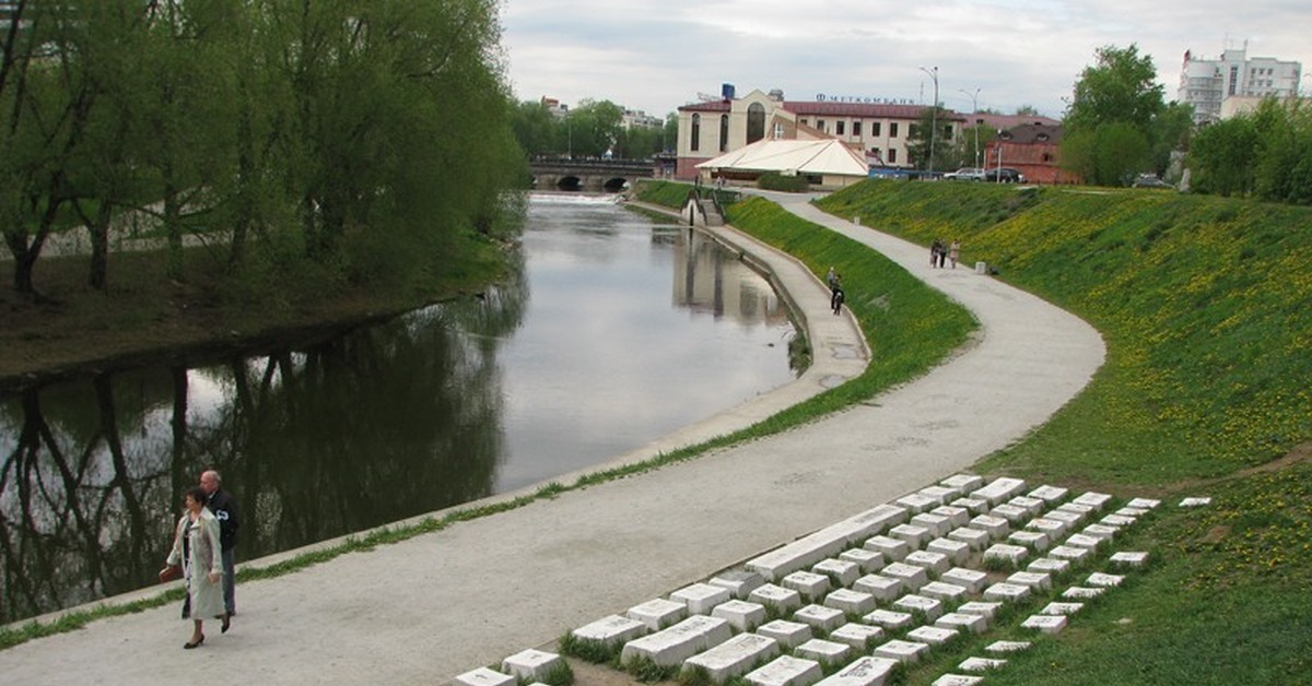 Памятник клавиатуре екатеринбург. Памятник клавиатуре Исеть. Памятник клавиатуре Лэнд-арт скульптура Екатеринбург. Памятник клавиатуре Россия.