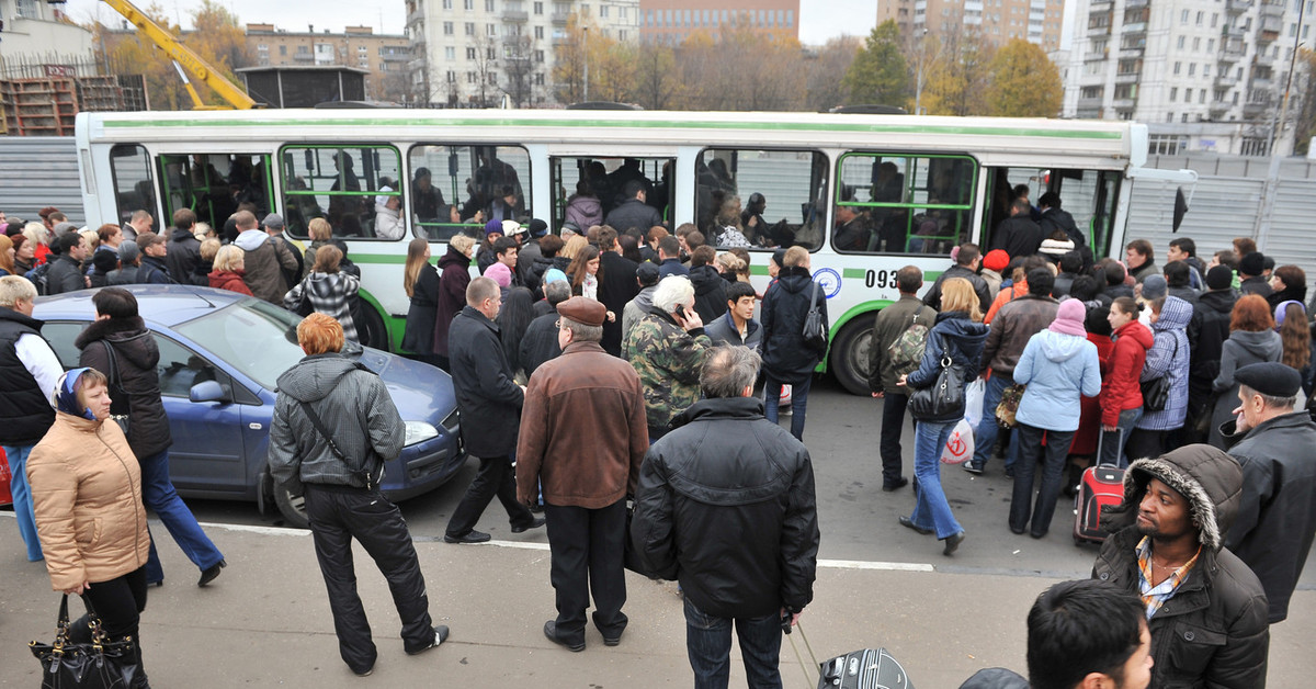 Много народу в автобусе. Толпа на остановке. Давка в автобусе. Общественный транспорт в час пик. Толпа в Московском автобусе.