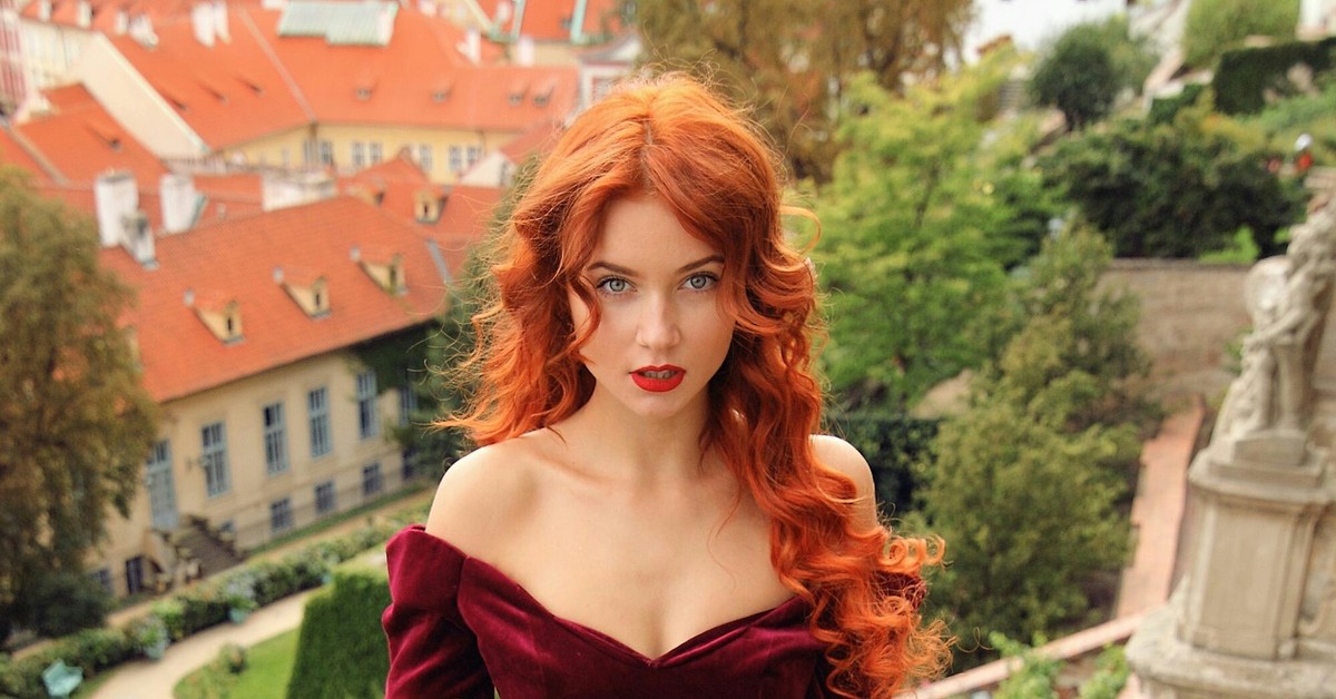 Hot redhead. Рыжая ведущая.