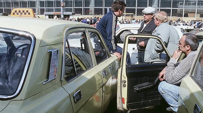 Taxi rank at the Kursk railway station in Moscow, 1992. - Taxi, Moscow, 1992, Old photo, Kursky Railway Station, Bombs, Parking
