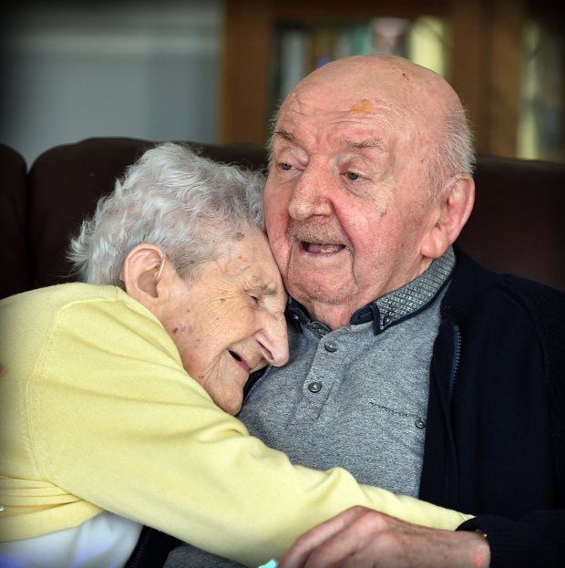 98-летняя мать перебралась в дом для престарелых, чтобы ухаживать за своим 80-летним сыном Великобритания, Англия, Дом престарелых, Дети, Мама, Сын, Старость, Забота, Длиннопост