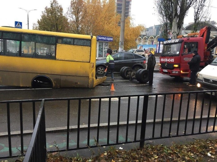 В ямку влетел - Моё, Автобус, Дорога, Ходовая, Задний мост, Яма