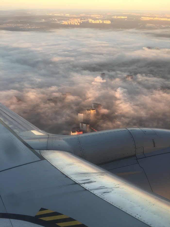 This city is shrouded in fog as thick as pea soup! - My, Moscow, Fog, Airplane, Wings, Pea soup