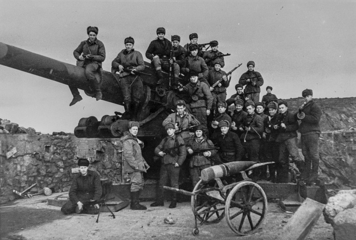 Soviet marines on the captured German coastal battery in Liinakhamari (PHOTO) - the USSR, Marines