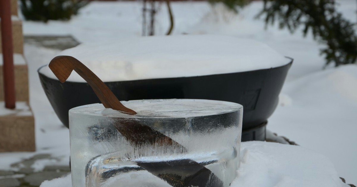 Замерзла вода дома что делать. Ковшик для воды. Ковш для воды. Лед в кадушке. Ледяная кадка.