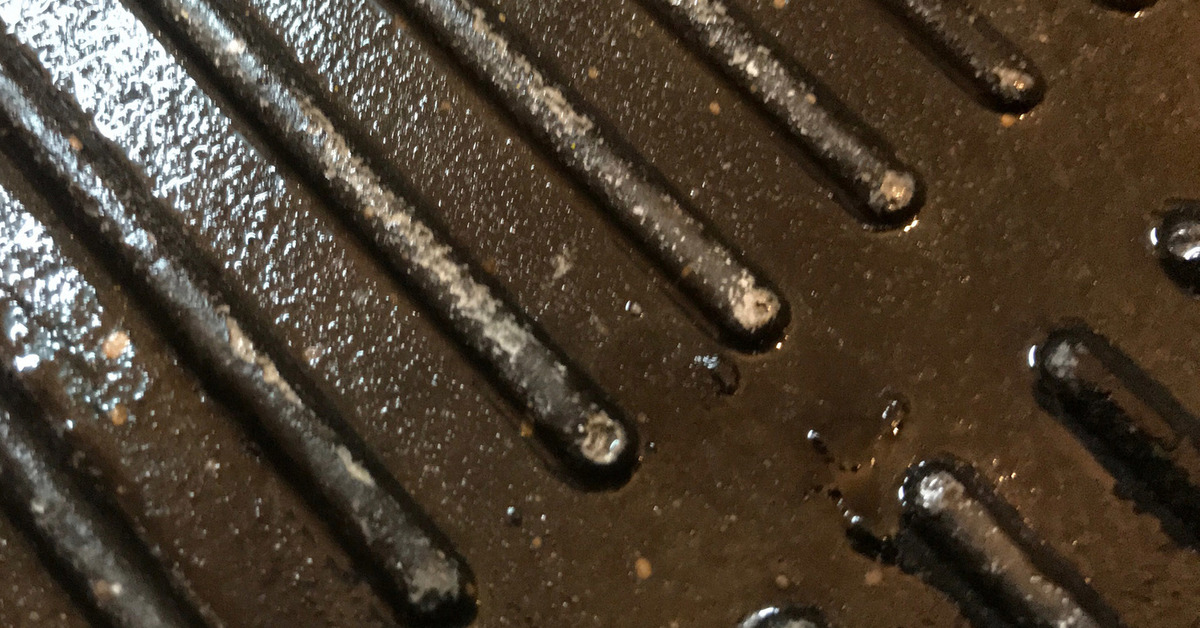 грязная сковорода. отмывает жир с плиты. нагар на чугунной сковороде. нагар на чугунной сковороде. жир нагар.