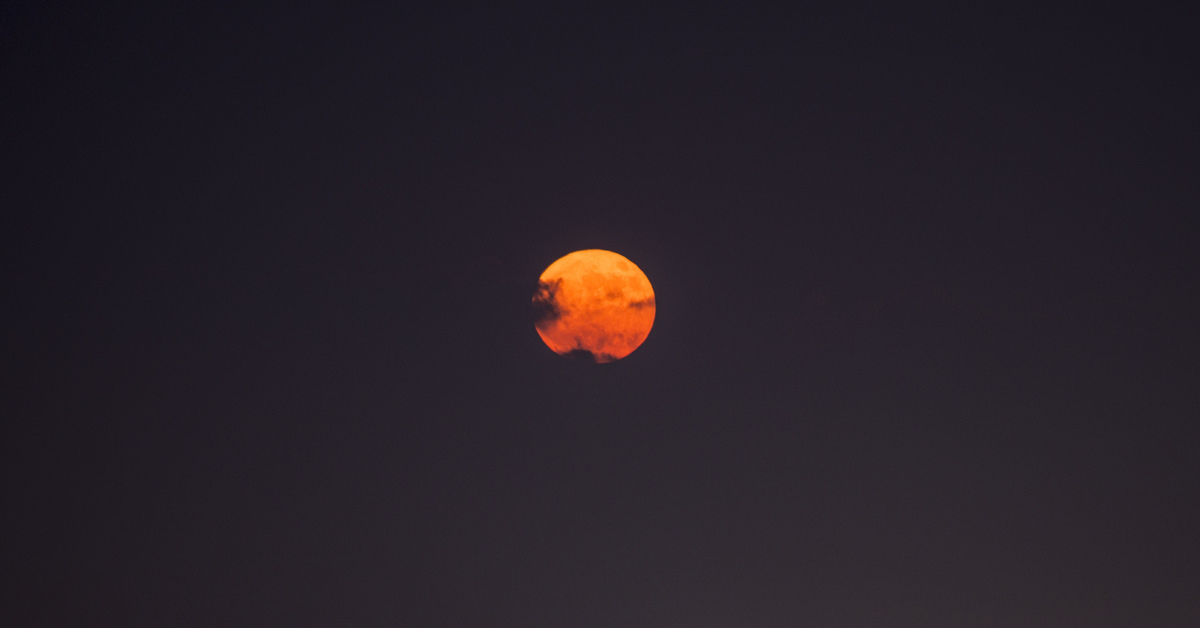 Большая оранжевая луна. Оранжевая Луна. Оранжевый месяц. Почему Луна оранжевая. Оранжевая Луна в космосе.