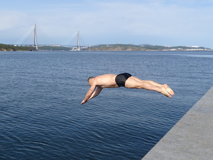 The jump of a Russian guy, on Russky Island, against the backdrop of the Russian Bridge. - My, Дальний Восток, Primorsky Krai, Vladivostok, Russian island, Diving