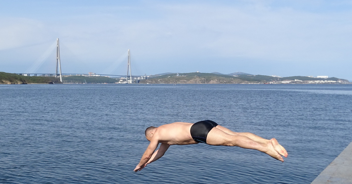 Русский прыжок. Остров русский прыжки в воду. Прыжки русские.