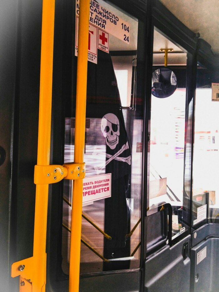 Yo ho ho and pass the fare - My, Bus, Pirates, Morning, Work, Flag