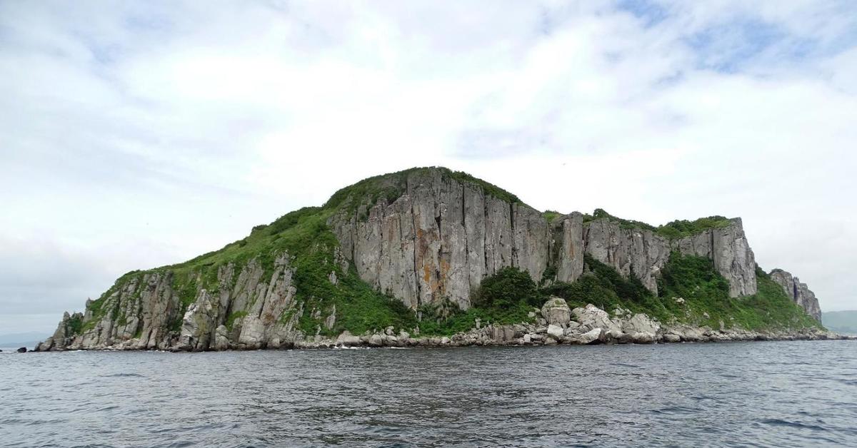 Остров полой. Остров Герасимова Приморский край. Маяк на острове Герасимова. Остров Герасимова Приморский край фото. Остров Матвеева Приморский край.