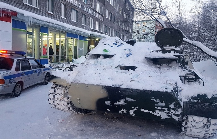 A man in a stolen armored personnel carrier rammed a shop window in the Murmansk region - Hijacking, Armoured personnel carriers, Armored personnel carrier, Apatity, Incident, Murmansk region, My