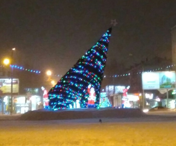Christmas trees are unlucky today - Christmas trees, Wind, Novosibirsk