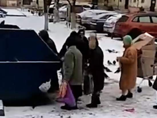 Russian pensioners again began to fight for expired food from garbage dumps - Retirees, Poverty, Economy, Russia, Mk, news