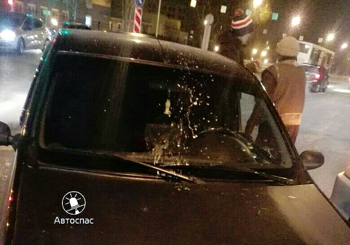 Taxi driver rammed after glass bottle thrown from another car - Taxi driver, , Cattle, Novosibirsk, Longpost