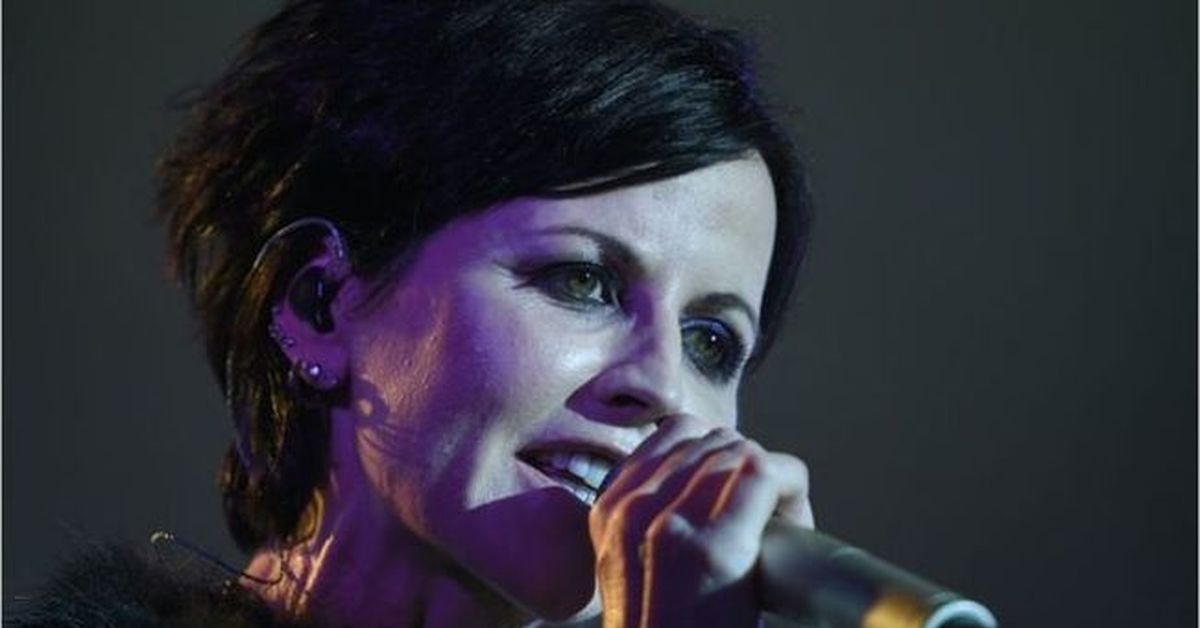 Солистка скончалась. Солистка Cranberries Долорес. Солистка Cranberries Долорес о Риордан. О’Риордан, Долорес the Cranberries. Долорес о Риордан зомби.