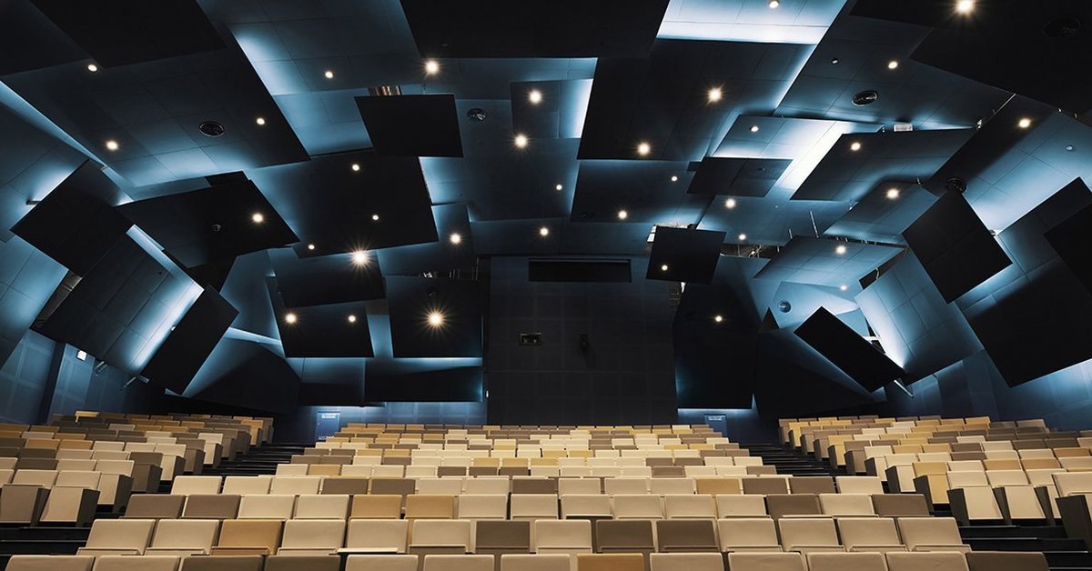 Современные концертные залы. Абу Даби концертный зал. Акустические панели в зрительном зале. Современный кинотеатр. Интерьер современного театра.