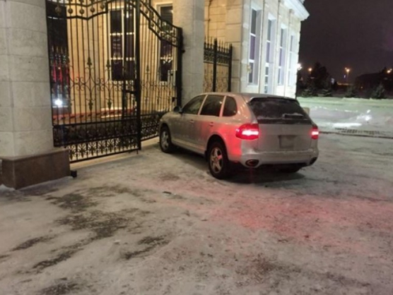 Drunk lieutenant in a Porsche Cayenne crashed into the gates of the presidential residence - Kazakhstan, Porsche, Police