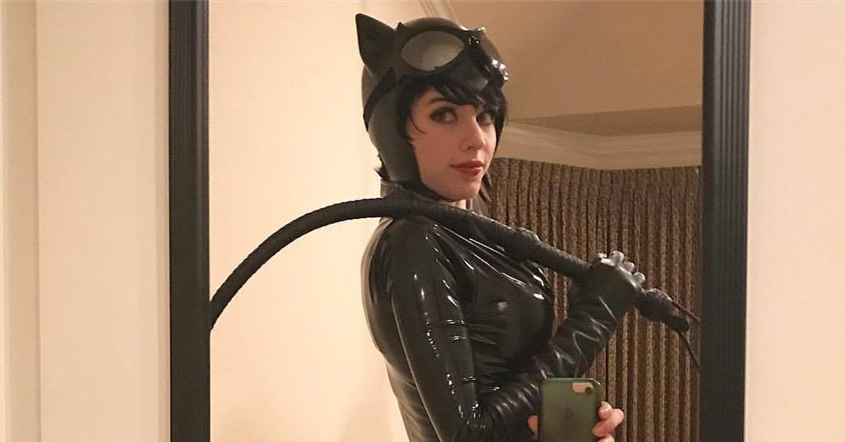 Kitten latenight. Отчаянные домохозяйки Kitten with a Whip. Кошачий костюм для девушки. Amouranth женщина кошка. Азиатки в костюме кошки.