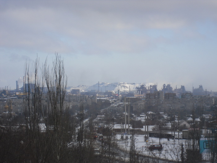 Небо, горы, снег, завод... Унылая серо-голубая красота из окна...