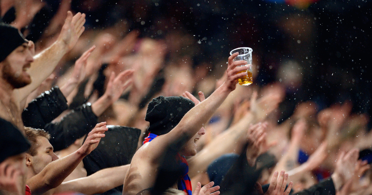 Вода на стадионе. Пиво на стадионе. Футбол болельщики пиво. Болельщики с пивом. Болельщики с пивом на стадионе.