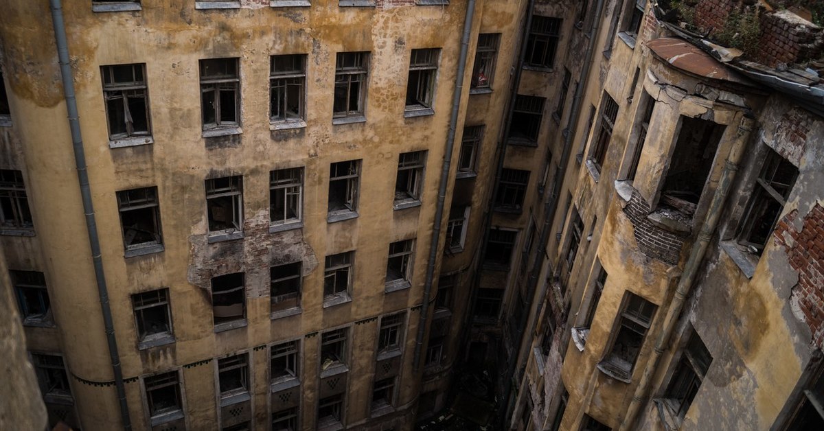 Разрушенный санкт петербурга. Обводный канал заброшенные здания. Разрушенное здание. Заброшенный многоэтажный дом. Разрушенные здания СПБ.