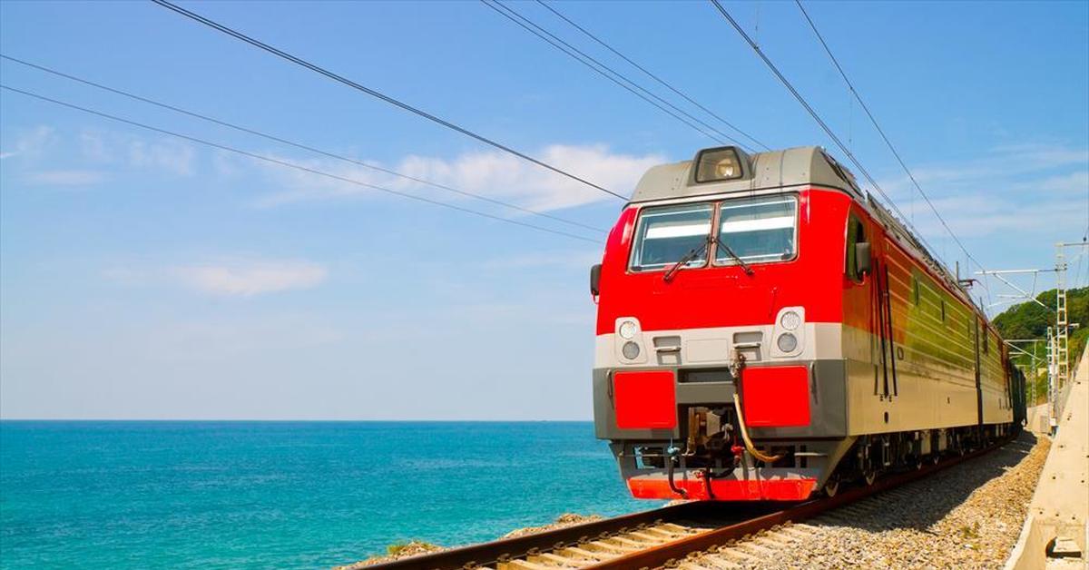 Будут ли дополнительные поезда на юг. Поезд в Крым. Поезд на море. Поезд вдоль моря.