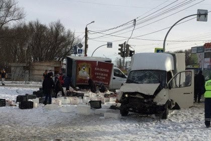 Пенсионеры растащили выпавшую из «Газели» после ДТП колбасу - Новости, Челябинск, Пенсионеры