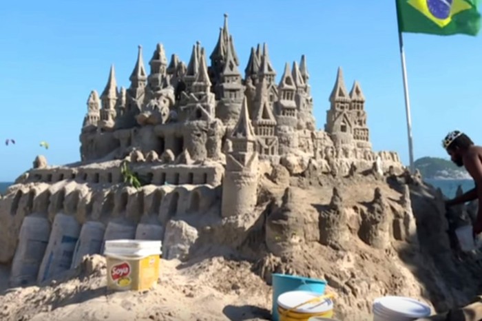 The Brazilian decided not to pay a communal apartment and has been living in a sand castle for more than 20 years - Text, Longpost, Sand, Lock, Communal, The photo, Brazil