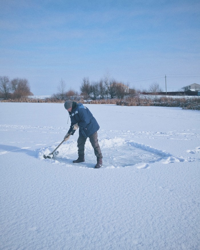 How to make a hole - My, Winter, Mobile photography, Ice hole, Father, Lake, Snow, Ice, Longpost