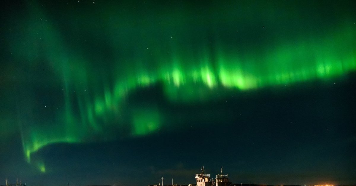 Мурманск северное. Северное сияние Петрозаводск. Северное сияние в Мурманске. Сияние Мурманск Северное в Мурманске. Мурманск Полярная ночь Северное сияние.