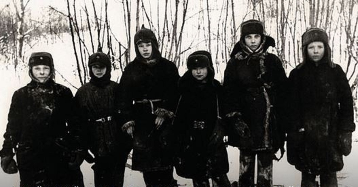 Путешествие на восток цесаревича николая александровича 1890-1891. Пятый слева. Мальчик разведчик. Восточное путешествие цесаревича николая 2. Мальчик разведчик.