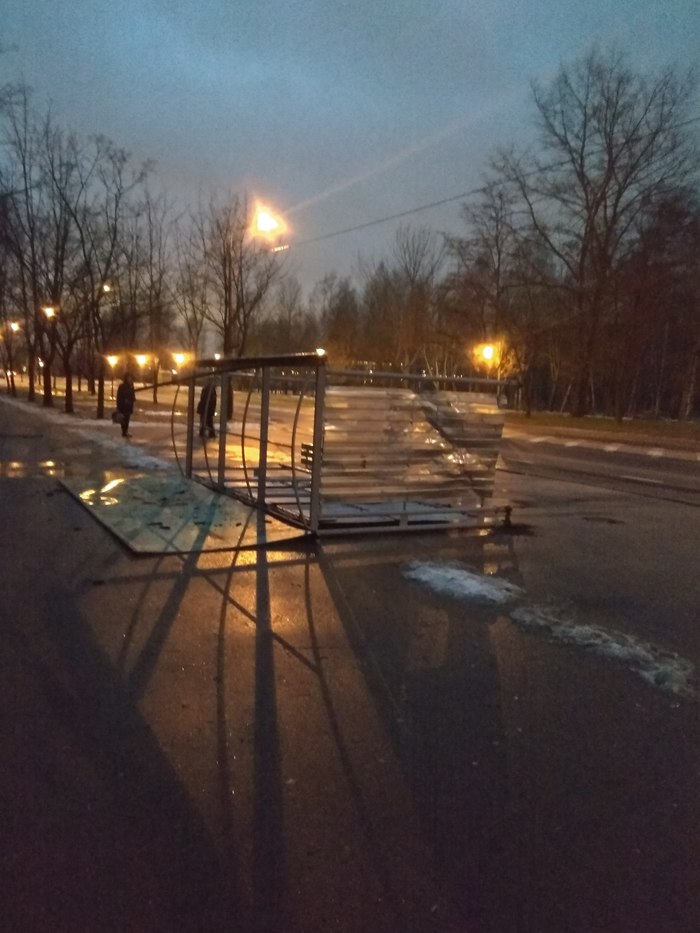 Strong wind demolished a bus stop in Minsk - My, Minsk, Republic of Belarus, Wind, Stop, My, Longpost
