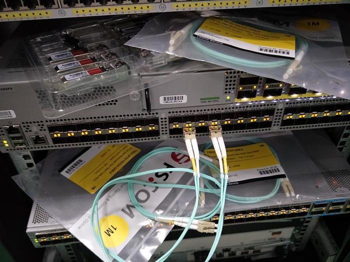 ������ �������������� Cisco ������������� 10G SR SFP+ �������  �� Cisco N9K-M12PQ.