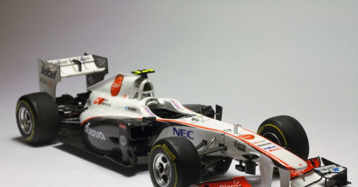 Модели болидов формулы. 1/20 Sauber c30. Заубер Болид 2011. Заубер модели. Sauber c30 ремни.