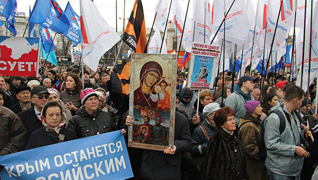 Жители Крыма вышли на митинг против санкций,в котором, по данным организаторов, приняли участие около 10 тысяч человек. - Политика, Новости