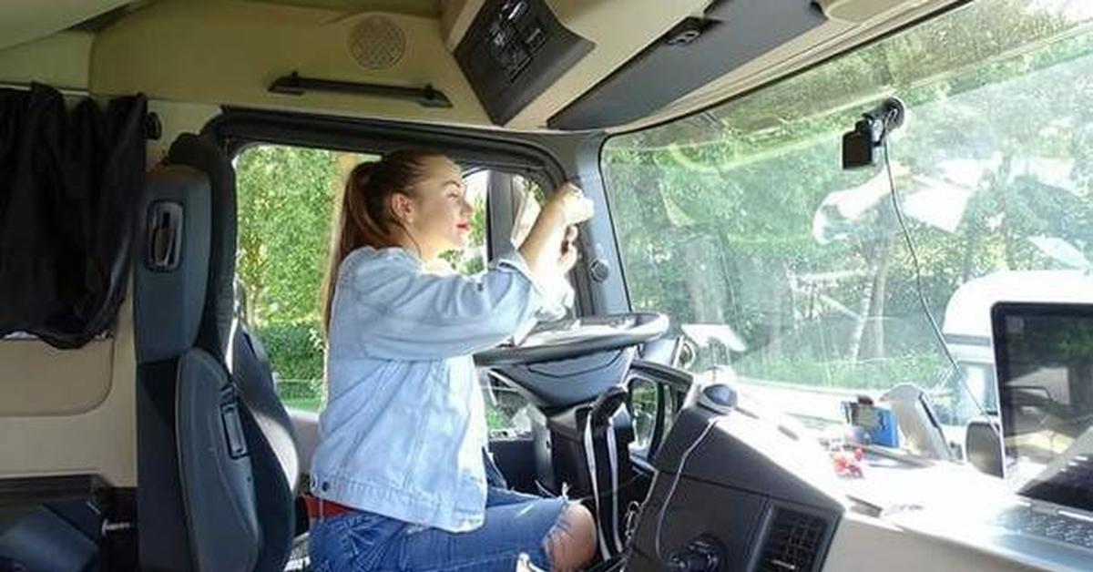 Работа водителем командировки. Девушка в кабине грузовика. Кабина дальнобойщика. Девушки в кабине дальнобоя.