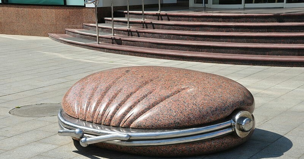 Уникальные памятники. Памятник кошельку в Краснодаре. Памятник кошельку в Мельбурне. Скульптура кошелек в Краснодаре. Памятник кошельку во Владимире.