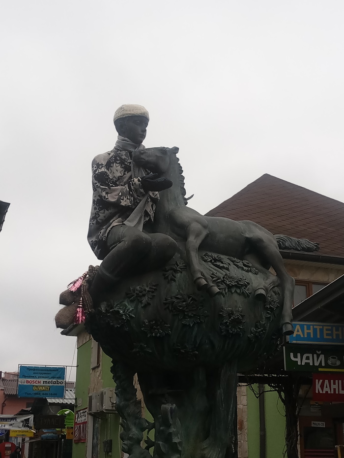 А как в вашем городе одеваются памятники?  (Одесса Староконный рынок) - Моё, Одесса, Памятник