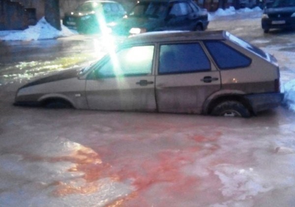 In Saratov, the car was frozen in feces - Saratov, Car, Winter, Feces, Sewerage