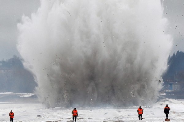 Tough guys never look at an explosion. - Explosion, Cool guy, Coolness, Eagle, Winter, Ice, The photo, Epic