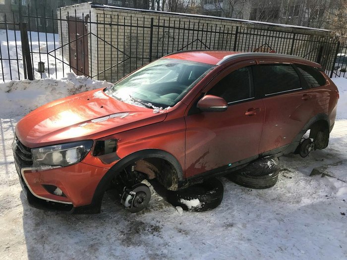 In Saratov, thieves got to the battery in a non-standard way and turned it off ... - Lada Vesta, Removed the wheels, Saratov, Vandalism, Thief, Copy-paste