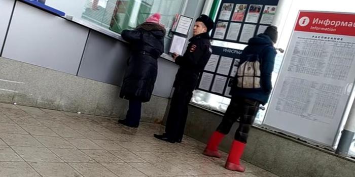 Police arrest a passer-by who reprimanded them for violating traffic rules - Police, Lawlessness, Video, Traffic rules, Queue, Detention, Moscow, Negative, , , 