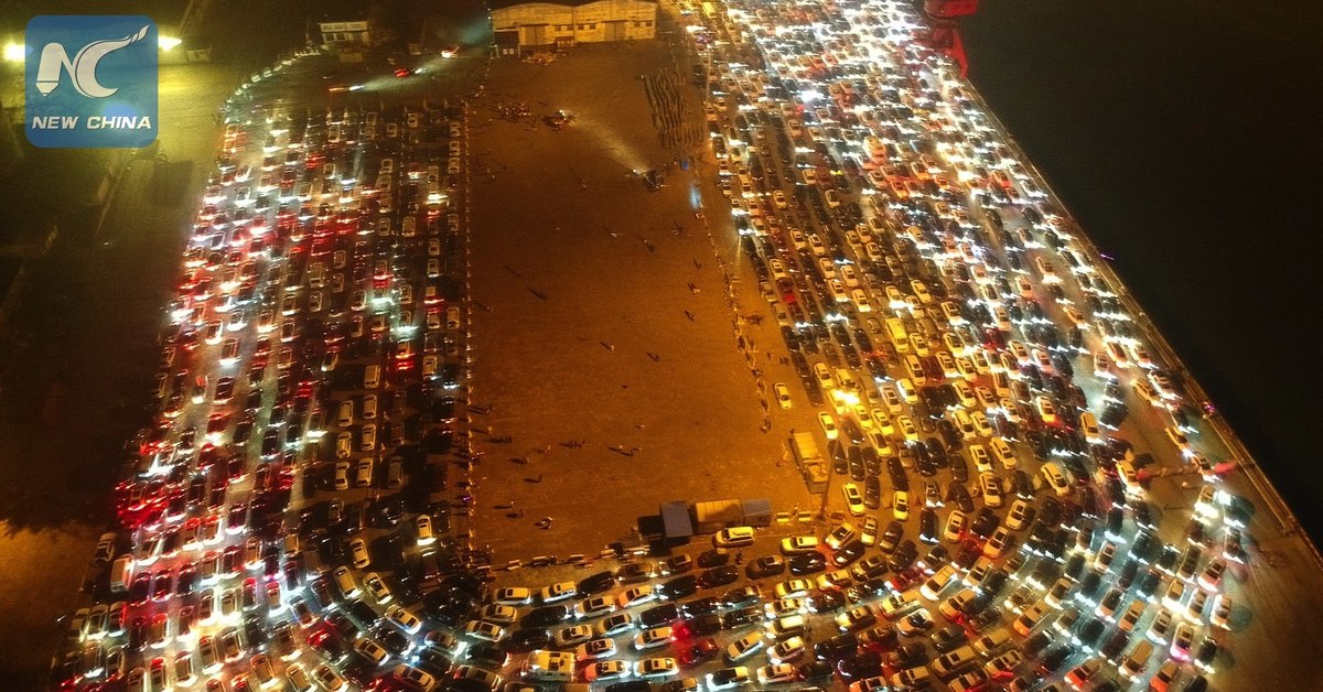 Stuck in traffic jam. 50 Полосная дорога в Китае. Гигантская пробка. Пробка Китай 2010. Пробки в Китае.